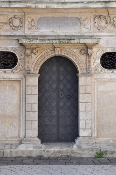 Puerta de hierro y pared de piedra — Foto de Stock