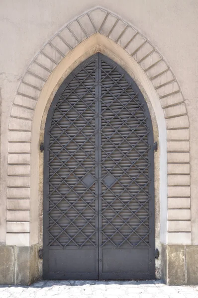 Porta de ferro e parede de pedra — Fotografia de Stock