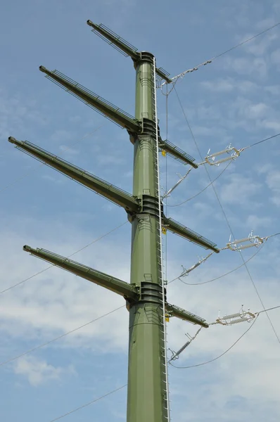 Högspänning elektriskt torn mot blå himmel — Stockfoto