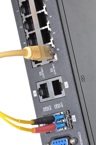 Перемикач з підключеними мережевими кабелями — стокове фото