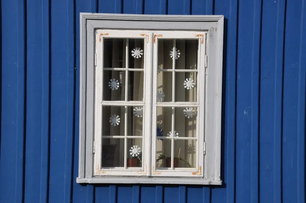Деревянное белое окно и голубая стена — стоковое фото