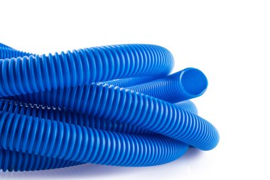 Beyaz arkaplanda izole edilmiş elektriksel kurulum için plastik boru rulo yakın çekim