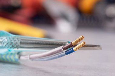 Elektrik tamir seti, elektrik kablosu ve tornavida. 