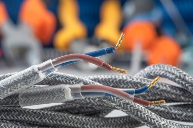 Renkli arka planı bulanık, örülmüş tekstil elektrik kablosu.