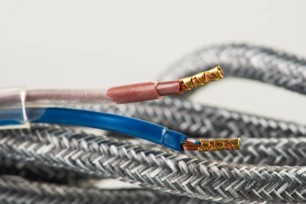 Elektrik Kablosu Kurulumunda Kullanılan Kumaş Örgülü Kabloya Yakın Çekim — Stok fotoğraf