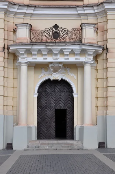 Hoofdingang van de kerk — Stockfoto