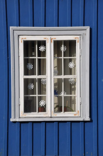 Weißes Holzfenster und blaue Wand — Stockfoto