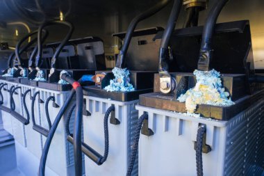 Terminalleri olan eski pil dizisi mavi ve beyaz tozu aşındırdı 