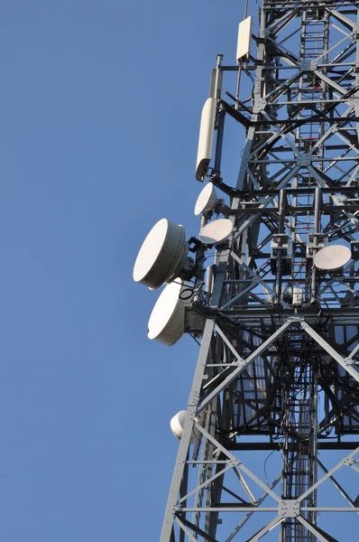 Communicatie toren met antennes — Stockfoto