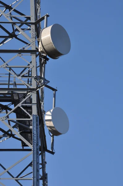 Communications tower with antennas — Stock Photo, Image