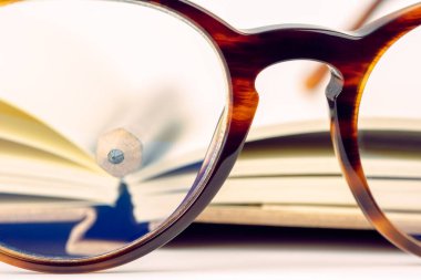 Kalem ve gözlüklü defter ofisi ve eğitici aksesuarlar makro görünümü