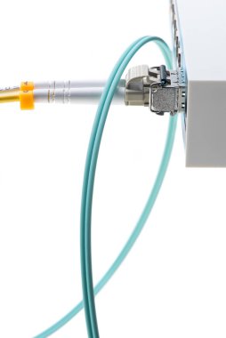 Beyaz arkaplanda izole edilmiş optik modül ve yama kablosu kablosu ile internet ağ anahtarının kapatılması