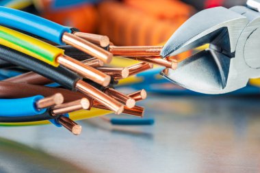 Elektrik kablosu ve pense aracı, servis ve elektrik kurulumu, yakın çekim