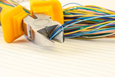 Elektrik tesisatındaki elektrik kablosunu kesen pense aracı 