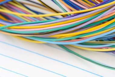 Sıralı Arkaplanda Çok Renkli Kabloların Yakın Çekimi