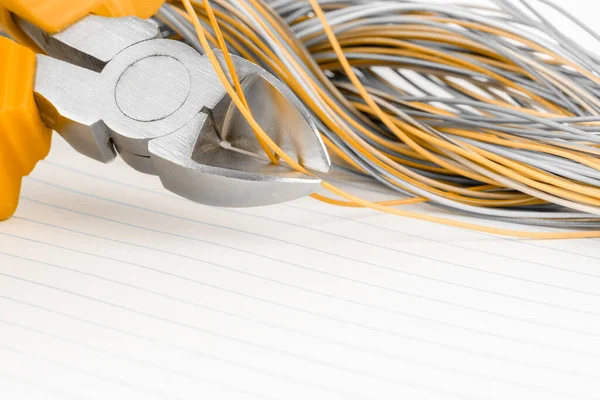 Elektrik Kabloları Kablo Kesiciler Arka Planda Fotokopi Alanı Ile Birlikte — Stok fotoğraf