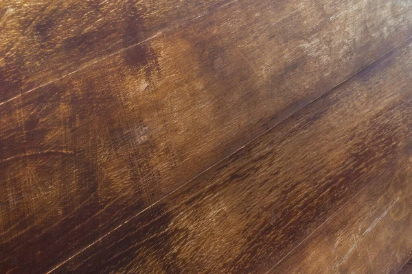 黑暗背景下的卷曲木制桌板 — 图库照片