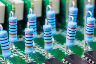 Elektronik bileşenler, elektrik devrelerindeki rezistanslar, yakın plan.
