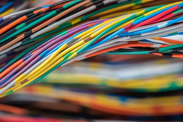彩色电力通信电缆和电线 — 图库照片