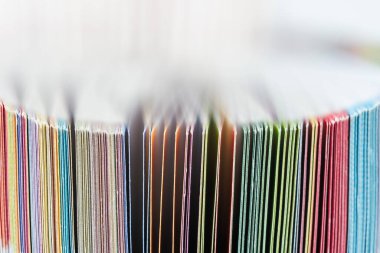 Yumuşak bulanık arkaplan ile kitap makro görünümünü aç