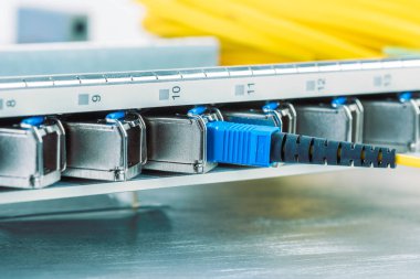 Optik fiber yama kablosu anahtar arabasına bağlandı