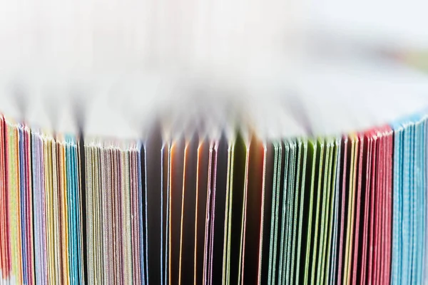 Yumuşak bulanık arkaplan ile kitap makro görünümünü aç