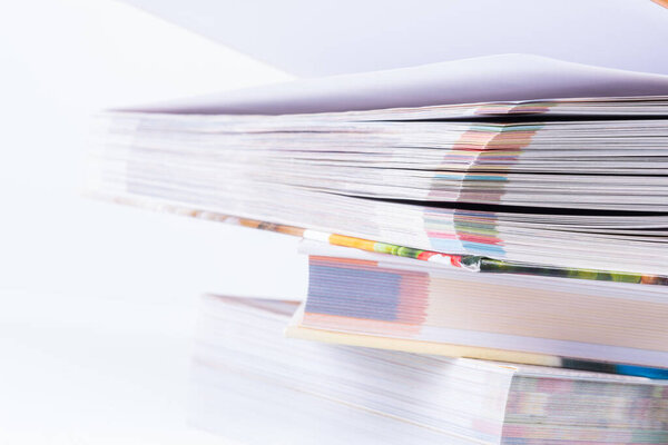 Стопка книг, изолированных на белом фоне