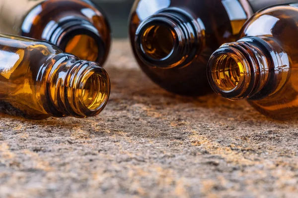 Открытые Небольшие Коричневые Стеклянные Бутылки Медицины Аромат Эфирное Масло Зелье — стоковое фото