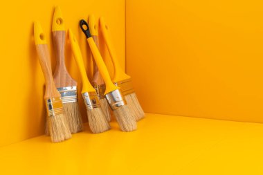 Sarı kopya alanı olan boya fırçaları grubu