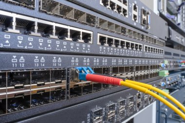 Veri merkezi ağ optik fiber kablolarının kurulumu 