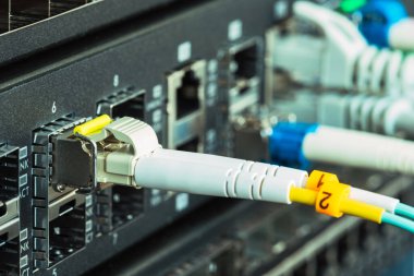 Optik yama kablosu yakın çekime bağlandı
