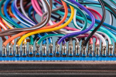 Fişe yakın çekimde lehimlenmiş kablo.