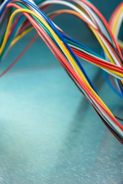 Metalik arka planda çok renkli bilgisayar kablosu girdabı