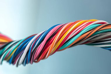 Çok renkli elektrik kablosu yakın plan.