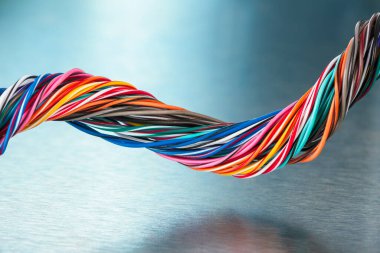 Metalik arkaplanda çok renkli elektrik kablosu