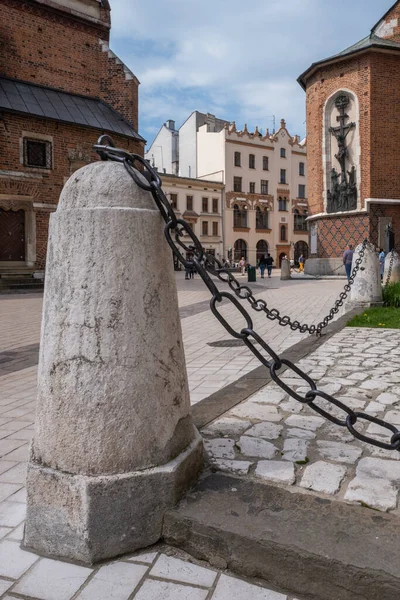 Eski Şehir Krakow Mariacki Meydanı Metal Zincir Taş Sütunlar Mimari — Stok fotoğraf