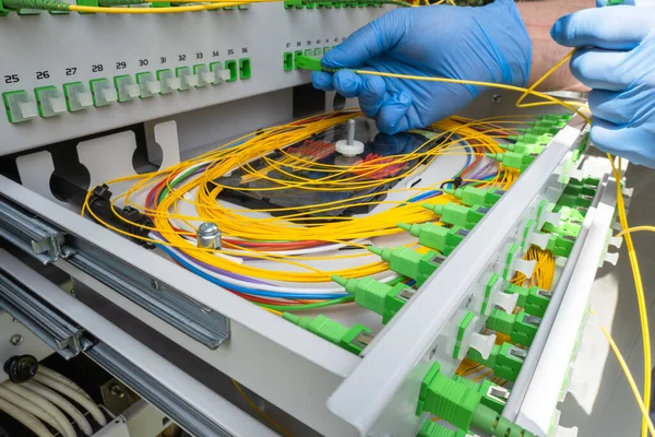 Telecommunication Equipment Technician Switching Fiber Patch Cord Optical Distribution Frame — Stockfoto