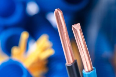 Elektrik tesisatındaki bakır elektrik kabloları