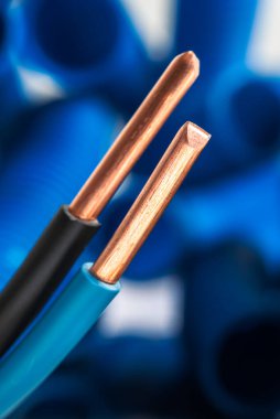 Elektrik tesisatındaki bakır elektrik kabloları sökülmüş.