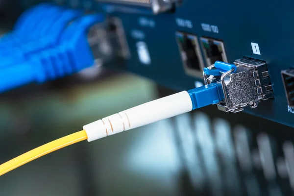 Commutateur Internet Dans Centre Données Avec Câbles Ethernet Cordon Raccordement — Photo