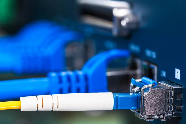 Internet Switch Pusat Data Dengan Kabel Patch Optik Serat Terhubung — Stok Foto