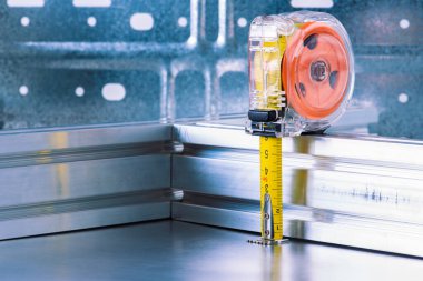 Metal profil, araç ve inşaat endüstrisinin bileşenleriyle şerit ölçümü 