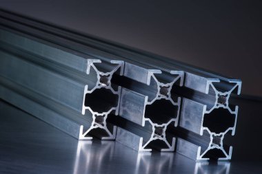 Gri arka planda alüminyum ekstrüzyon profili, metalurji endüstrisinin bileşeni