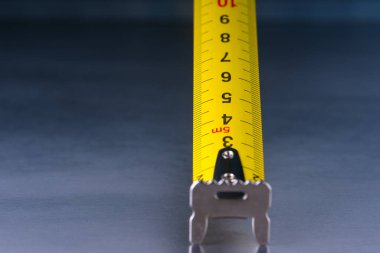 Metal atölye çalışma masası makro görünümündeki Metal bant ölçüsü