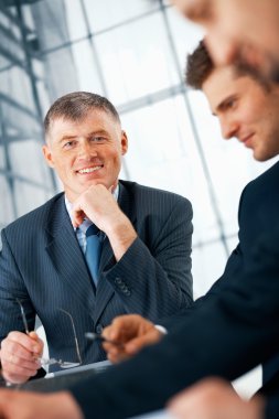 yaşlı busnessman toplantısı.