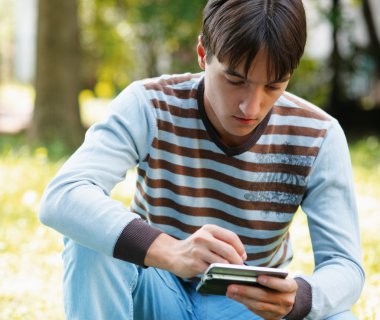 cep bilgisayarı ile genç adam