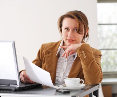 iş kadını işyerinde