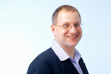 gülümseyen adam gözlüklü.