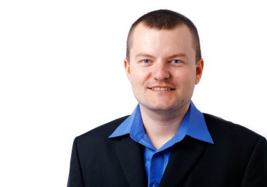 Mavi tişörtlü adam.