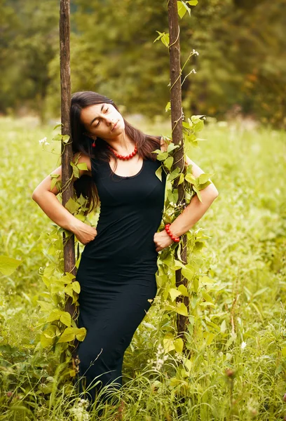 Hermosa modelo en negro —  Fotos de Stock